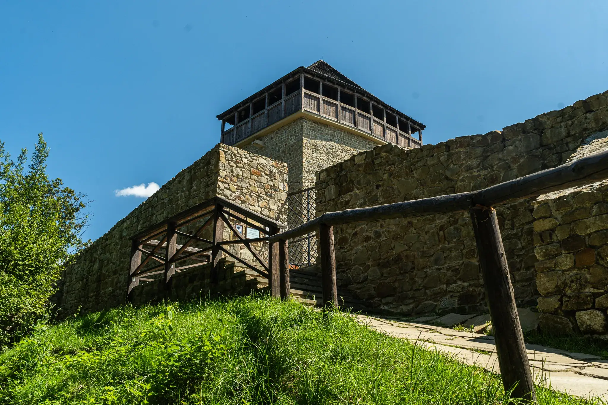 Atrakcja Muszyny zamek podejscie do wiezy